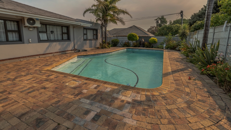 4 Bedroom Property for Sale in De La Haye Western Cape